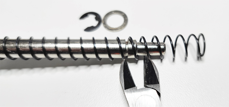 Coupé le ressort du lance bille mini